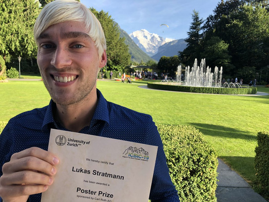 Picture of PhD student Lukas Stratmann with his poster prize at the ICBIC19 in Interlaken, Switzerland.