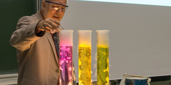Prof. Strohmann bei einem Farbexperiment