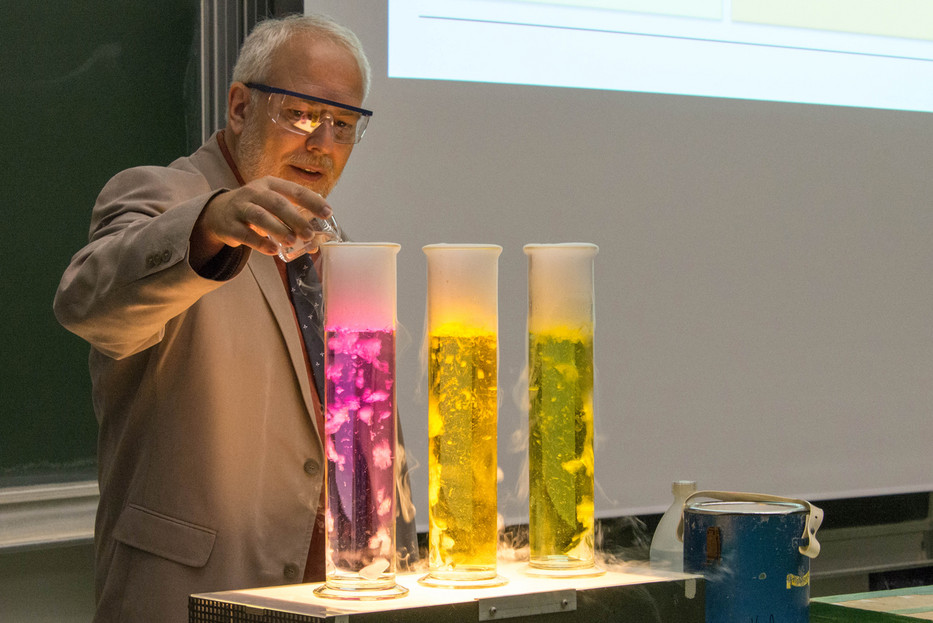 Prof. Strohmann bei einem Farbexperiment