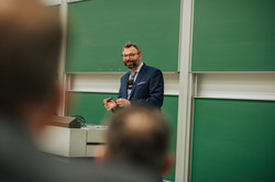 Portrait Prof. Hannes Mutschler