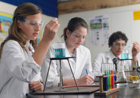 Schüler forschen im Labor