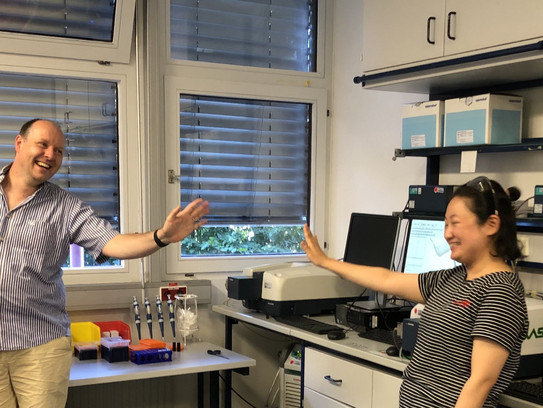 Picture of Prof. Dr. Clever saying goodbye to Dr. Haeri Lee in the laboratory.