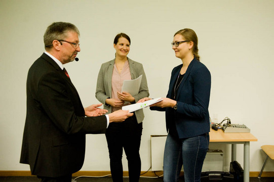 Prof. Dr. Georg Oenbrink überreicht die Evonik-Dissertationspreise an Dr. Katrin Belger und Dr. Julia Arens