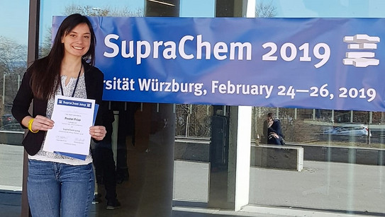 Picture of PhD student Irene Regeni with her poster price at the SupraChem 2019 in Würzburg