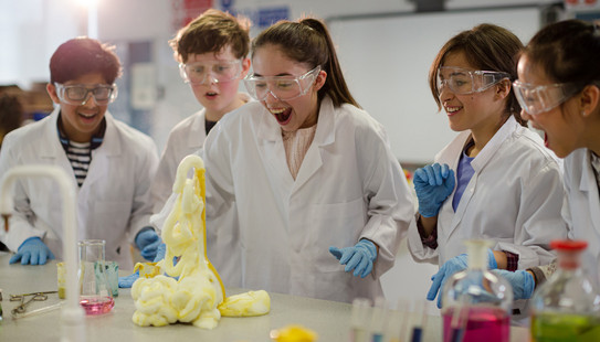 Schüler experimentieren