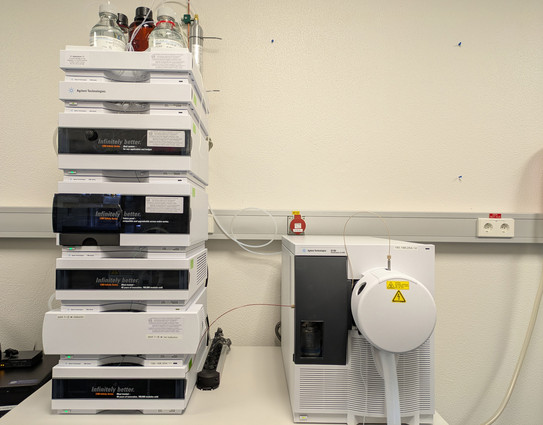 Agilent Technologies Infinity 1260 with an Autosampler, column oven, DAD detector and 6130B single Quadrupol-MS with API-ES-source for rapid characterization of small molecules and oligonucleotides