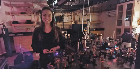 Laura Neukirch in front of a spectroscopic setup