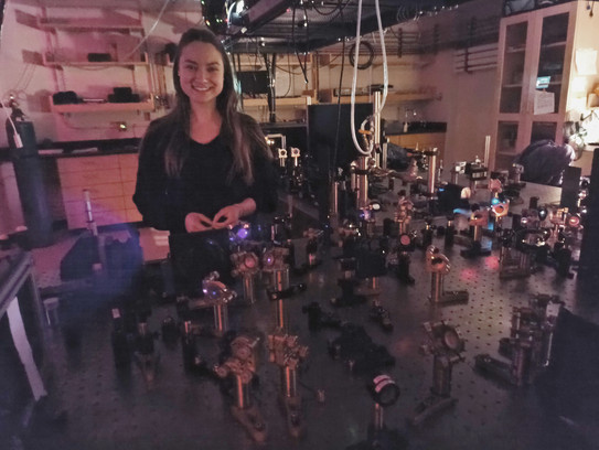 Laura Neukirch in front of a spectroscopic setup