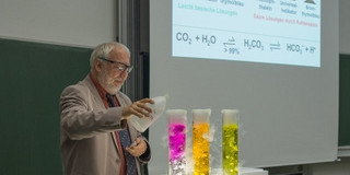 Prof. Strohmann bei einem Experiment