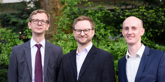 Gruppenbild von Prof. Czodrowski, Prof. Steffen und Prof.  Linser