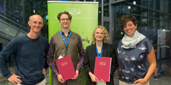 Bild von den Preisträgern des Ernst-Preis 2022, Shari Lorraine Meichsner und Dr. Alexander Klein, zusammen mit JProf. Dr. Kasanmascheff und Prof. Dr. Linser