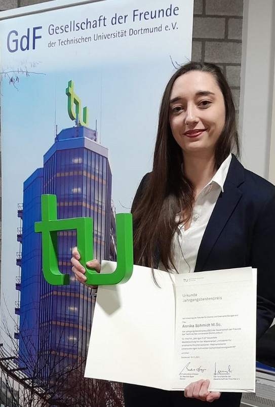 Annika Schmidt mit Urkunde Annika Schmidt mit Urkunde
