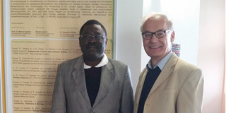 Prof. Dr. Augustin Nkengfack und Prof. Dr. Dr. h.c. Michael Spiteller