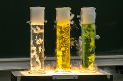 Farbexperiment mit Chemikalien