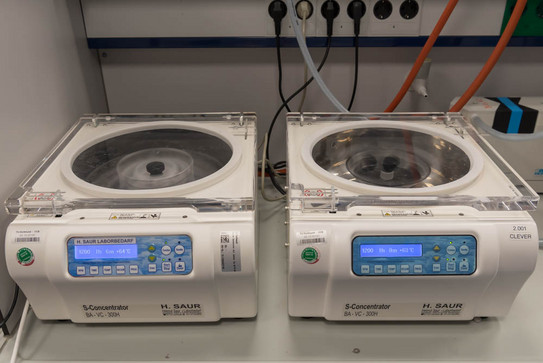 Vacuum centrifuges