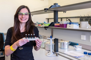 Picture of PhD student Irene Regeni with sample vials in the laboratory.