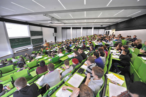 Students sitting in a lecture in the lecture hall.