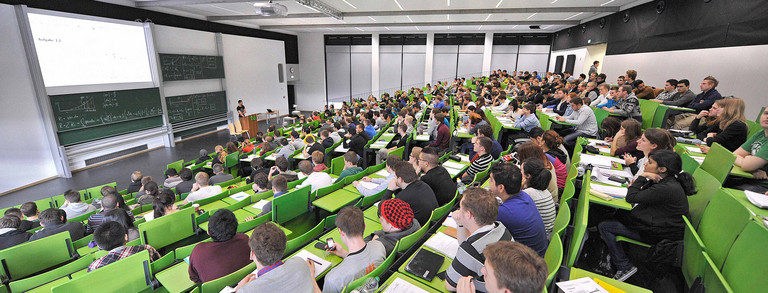 Students sitting in a lecture in the lecture hall.