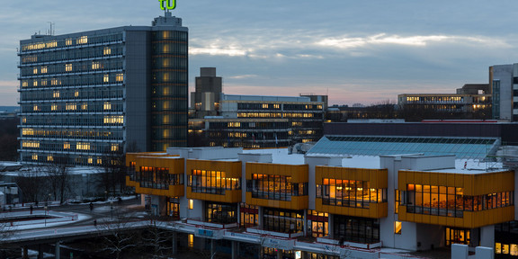 Mathetower und Mensa beleuchtet im Winter Mathetower und Mensa beleuchtet im Winter